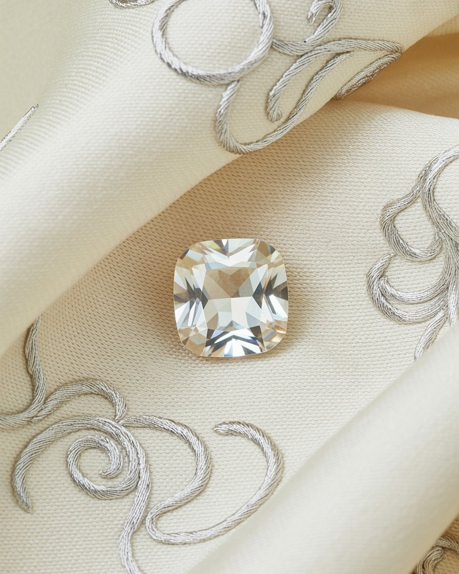 White Zircon (सफेद ज़िरकोन)